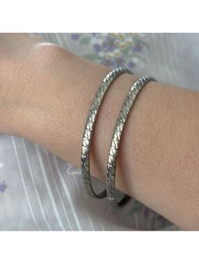Set of 2 Silver toned Textured Bangles